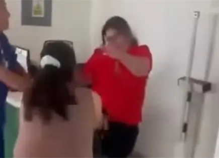 Video: Captan pelea entre usuaria y empleada en IMSS-SLP