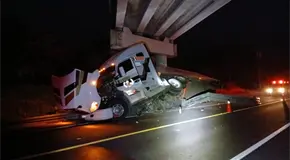 Vuelca tr&aacute;iler en Libramiento Valles-Tamu&iacute;n