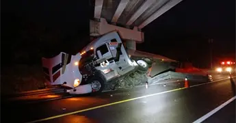 Vuelca tr&aacute;iler en Libramiento Valles-Tamu&iacute;n