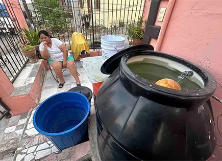 Agobia la falta de agua a familias en Torre&oacute;n