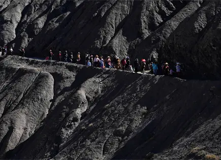 Bolivianas sortean bloqueos para abastecerse de verduras