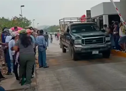 CNTE maestros irrumpen evento de gobernadora en Morelos