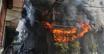 Incendio consume un hotel en la India