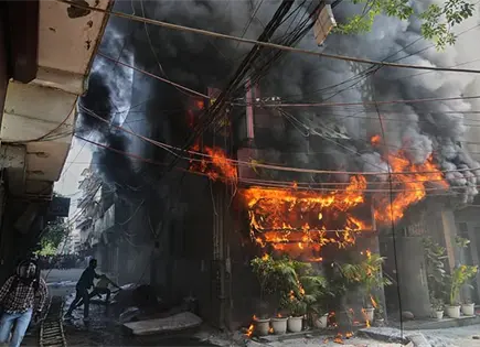 Incendio consume un hotel en la India