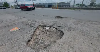 Incumplen gobiernos con rehabilitaci&oacute;n de calle Arenal