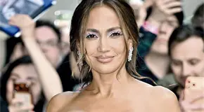 JLO IMPACTA A SUS 56 A&Ntilde;OS CON ATREVIDO ESCOTE