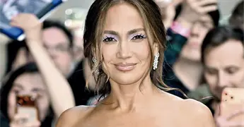 JLO IMPACTA A SUS 56 A&Ntilde;OS CON ATREVIDO ESCOTE