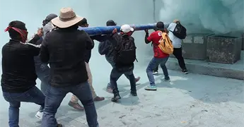 La CNTE se radicaliza, ahora vandaliza la SEP