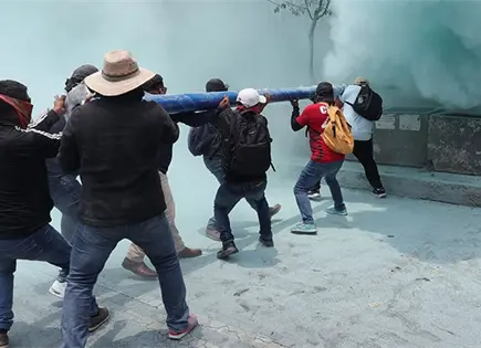 La CNTE se radicaliza, ahora vandaliza la SEP