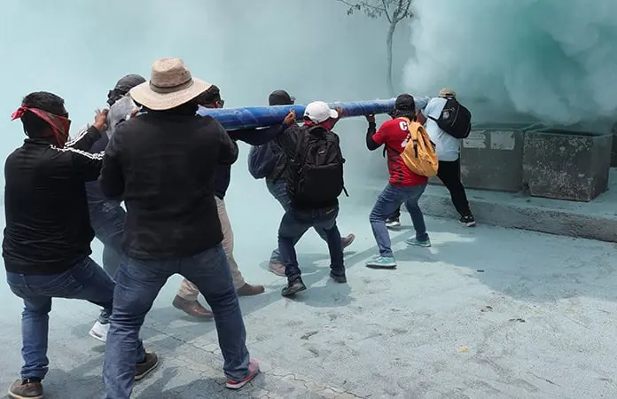 La CNTE se radicaliza, ahora vandaliza la SEP