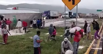 Saqueo de harina tras volcadura en el Huizache