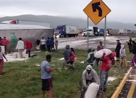 Saqueo de harina tras volcadura en el Huizache