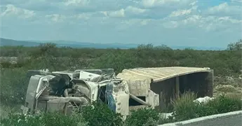Vuelca cami&oacute;n de carga; chofer lesionado