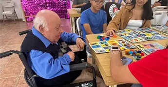 Alumnos llevan alegr&iacute;a a los adultos mayores