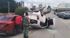 Choque y volcadura en Lomas del Tec deja cuantiosos da&ntilde;os