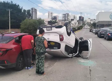 Choque y volcadura en Lomas del Tec deja cuantiosos da&ntilde;os