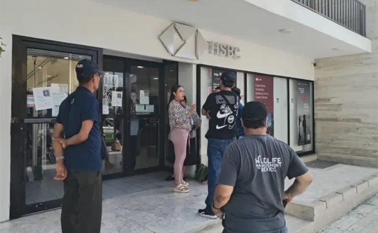 Cierra HSBC en Valles y deja colgados a cuentahabientes