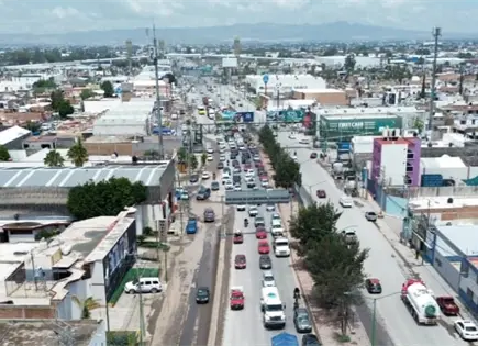 Largas filas de veh&iacute;culos, en torno a obras de megapuente
