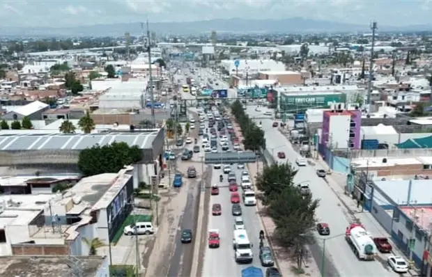 Largas filas de veh&iacute;culos, en torno a obras de megapuente