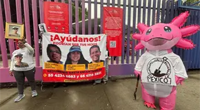 Madres buscadoras protestan durante exhibici&oacute;n del trofeo mundialista