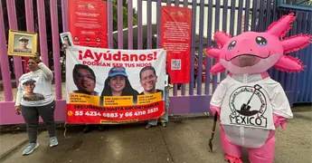 Madres buscadoras protestan durante exhibici&oacute;n del trofeo mundialista
