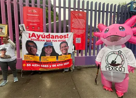 Madres buscadoras protestan durante exhibici&oacute;n del trofeo mundialista