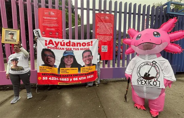 Madres buscadoras protestan durante exhibici&oacute;n del trofeo mundialista