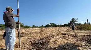 Pueblo afro trabaja para evitar las inundaciones