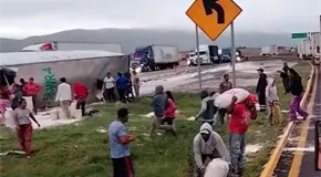 Roban harina de tr&aacute;iler volcado sobre carretera &acute;57