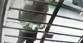 VIDEO | Captan a sujeto manipulando acceso peatonal de una privada en Soledad