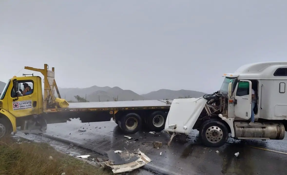 Accidente en carretera 80 involucra dos camiones