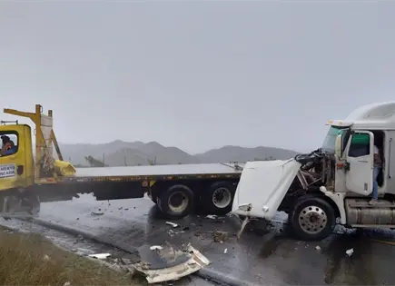 Accidente en carretera 80 involucra dos camiones Accidente en carretera 80 involucra dos camiones