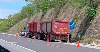 Al huir de la polic&iacute;a, trailero da&ntilde;a caseta de cobro 
