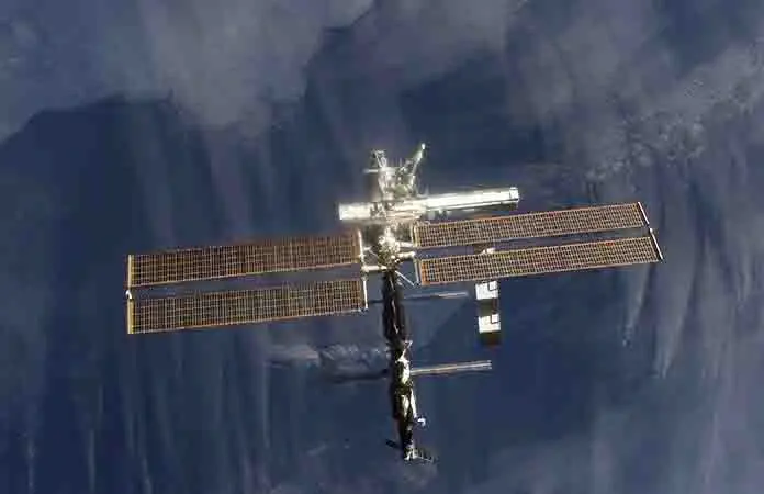 Astronautas del EEI enfrentan fuga de aire