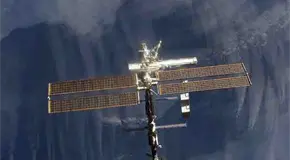 Astronautas del EEI enfrentan fuga de aire