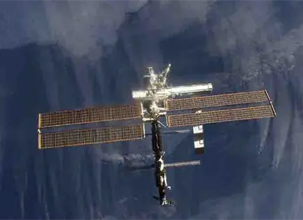 Astronautas del EEI enfrentan fuga de aire