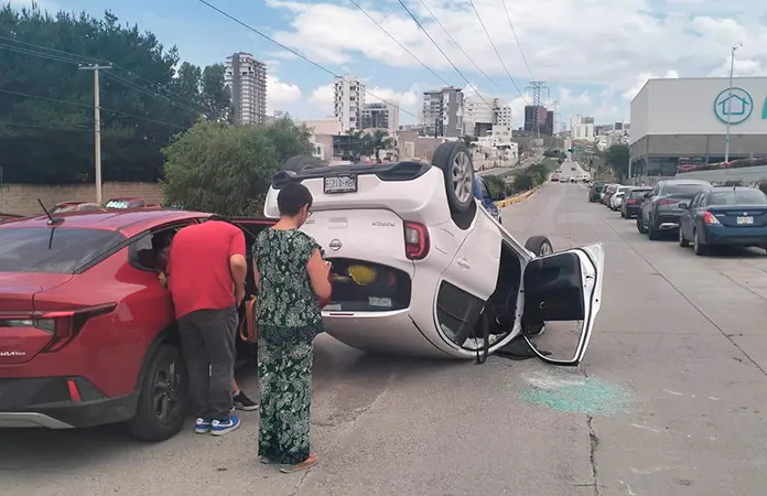Choque y volcadura deja sólo daños materiales