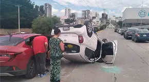 Choque y volcadura deja sólo daños materiales