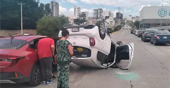 Choque y volcadura deja s&oacute;lo da&ntilde;os materiales