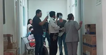 Derechohabiente y m&eacute;dico a punto de liarse a golpes