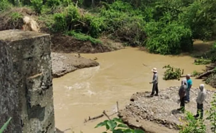 Fotos | Corriente daña puente e incomunica ejido en Tanquián