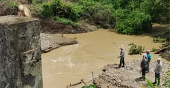 Fotos | Corriente da&ntilde;a puente e incomunica ejido en Tanqui&aacute;n