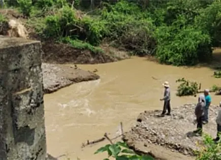 Fotos | Corriente daña puente e incomunica ejido en Tanquián Fotos | Corriente daña puente e incomunica ejido en Tanquián