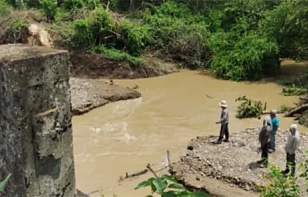 Fotos | Corriente da&ntilde;a puente e incomunica ejido en Tanqui&aacute;n