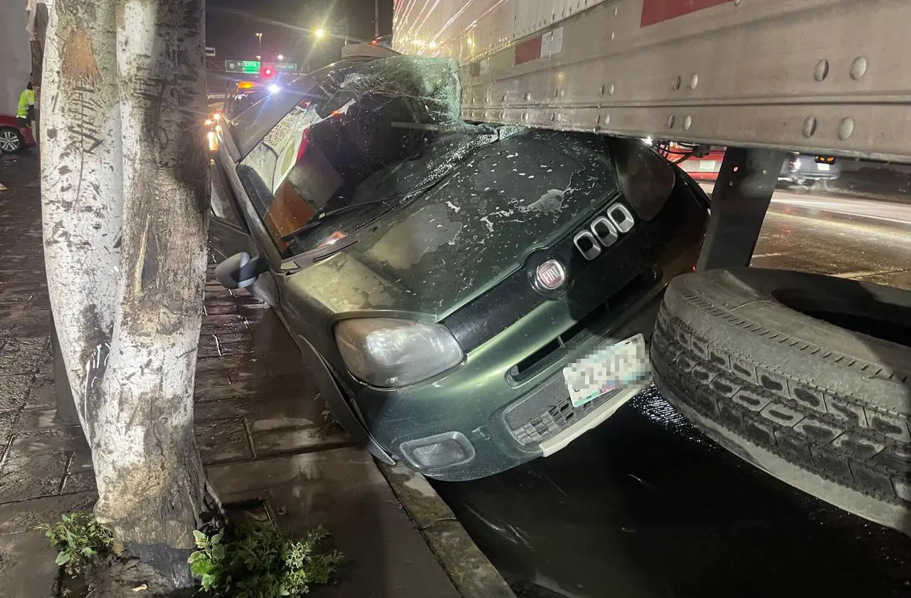 Trailero aplasta un compacto en Avenida Universidad (fotos)