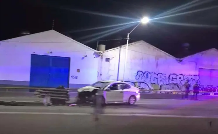 Choque en puente de Circuito Potos&iacute; deja dos personas heridas