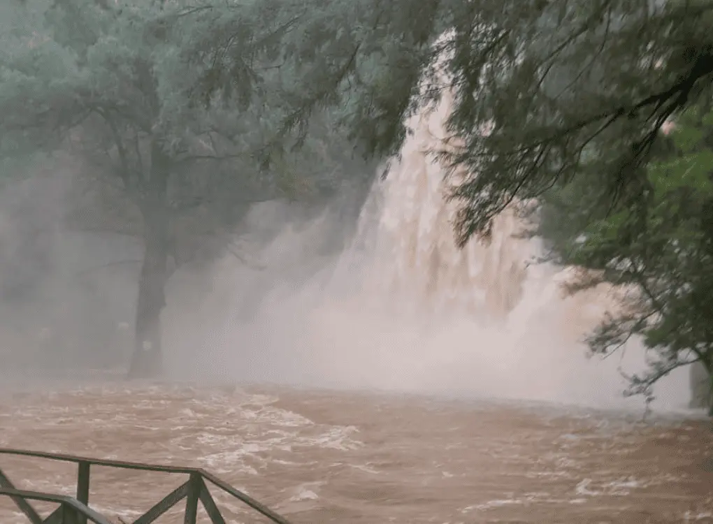 Cierran dos parajes turísticos por lluvias en la Huasteca Cierran dos parajes turísticos por lluvias en la Huasteca