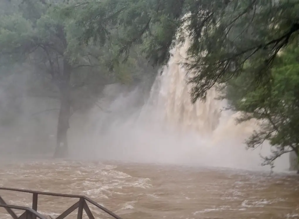 Cierran dos parajes turísticos por lluvias en la Huasteca