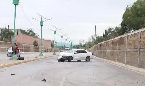 Conductor pierde el control y choca contra barda en Río Santiago