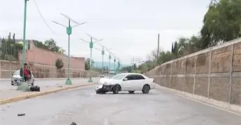 Conductor pierde el control y choca contra barda en R&iacute;o Santiago